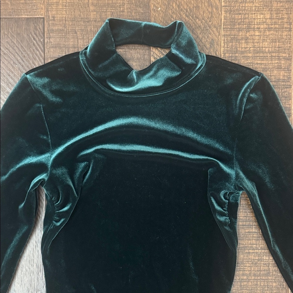 Good American The Velvet Long Sleeve Bodysuit in Green - Picture 4 of 9